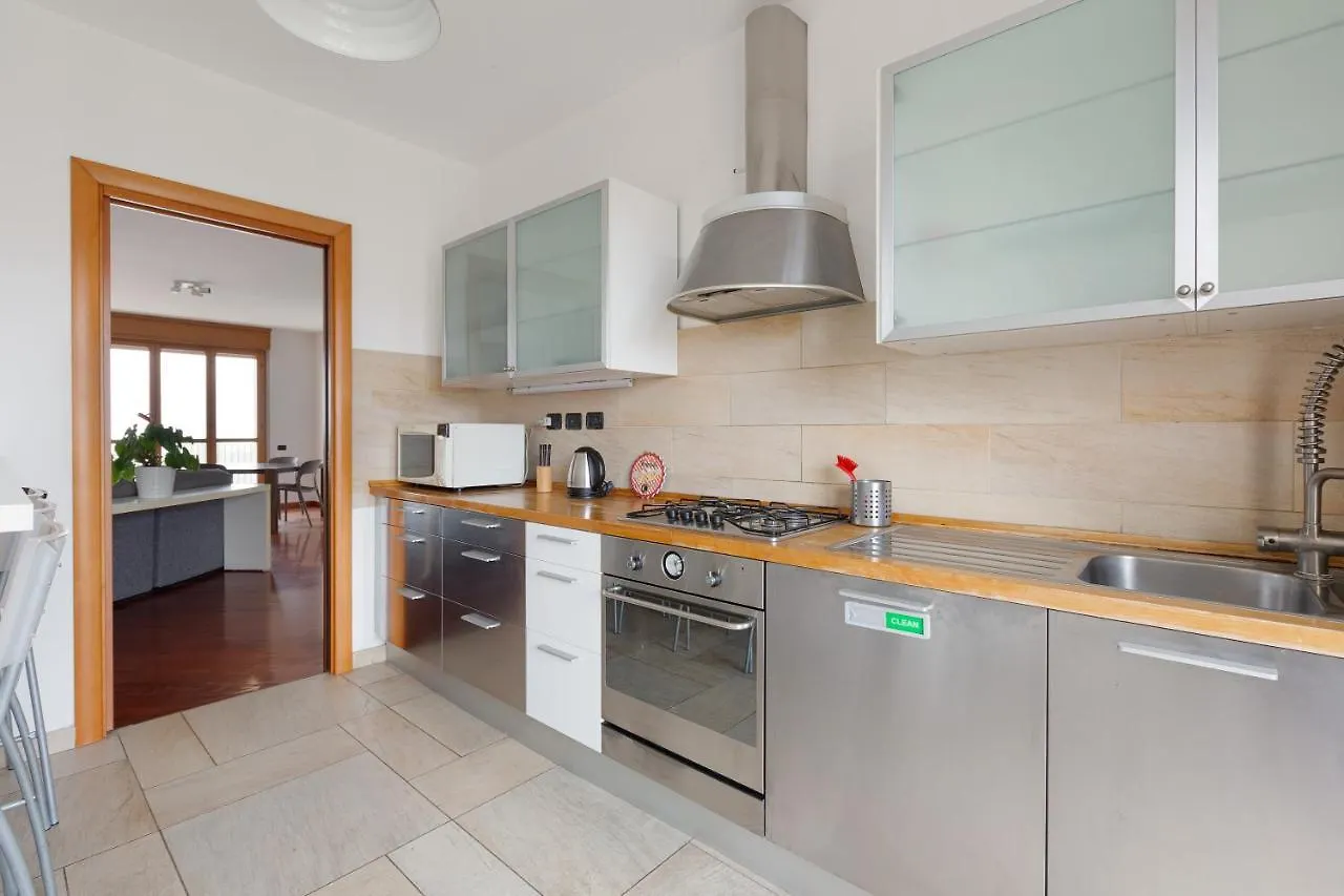 Milano-Rubattino Comfy Apt - With 2 Terrace 0*, Milaan